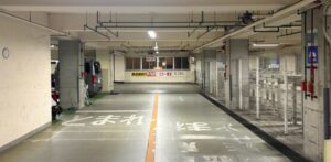 出入口が狭小な商業施設へ車番認証システムを導入