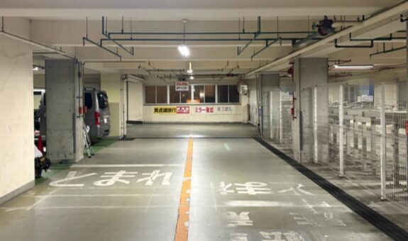 出入口が狭小な商業施設へ車番認証システムを導入